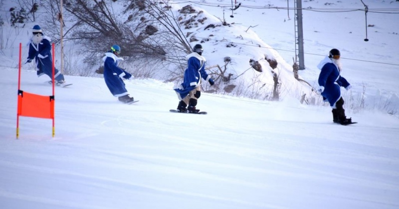 Веселые эстафеты, слалом и слалом-гигант, турнир сноубордистов и лыжные гонки: в Магадане отметили Всемирный день снега