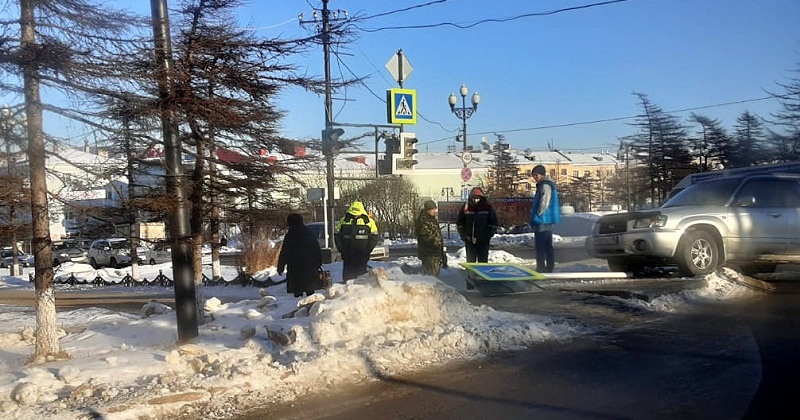 Водитель на «Субару Форестере» снес дорожный знак в центре Магадана
