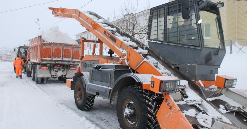 Специалисты КЗХ и ГЭЛУД занимаются вывозом снега, промывкой ливневых канализаций в Магадане