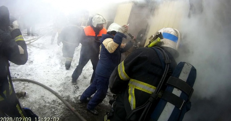 Спасатели Магадана помогли коллегам потушить загорание бытовки