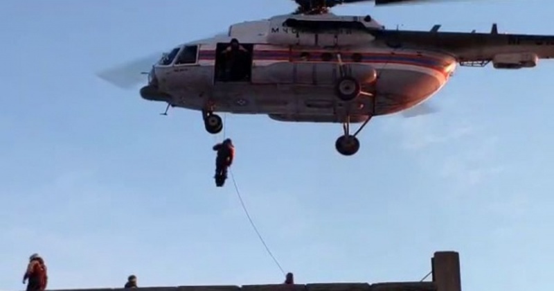 Тренировку по беспарашютному десантированию с борта воздушного судна провели спасатели Магадана
