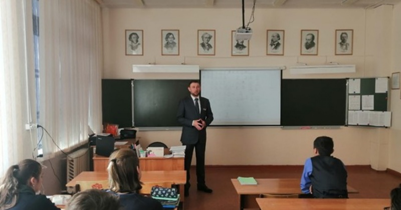 Эдуард Козлов провел серию уроков мужества для старшеклассников Магадана