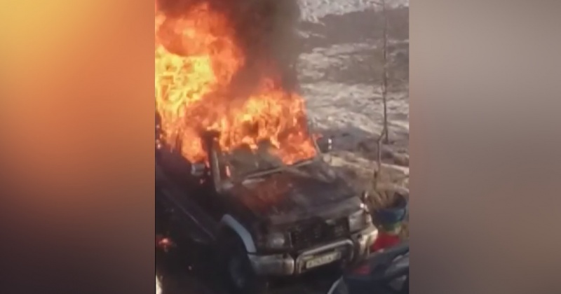 Автомобиль Мицубиси Паджеро полыхал в Магадане (Видео)