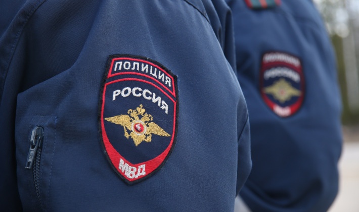 Лопавший воздушные шарики российский полицейский избил мешавшую ему учительницу