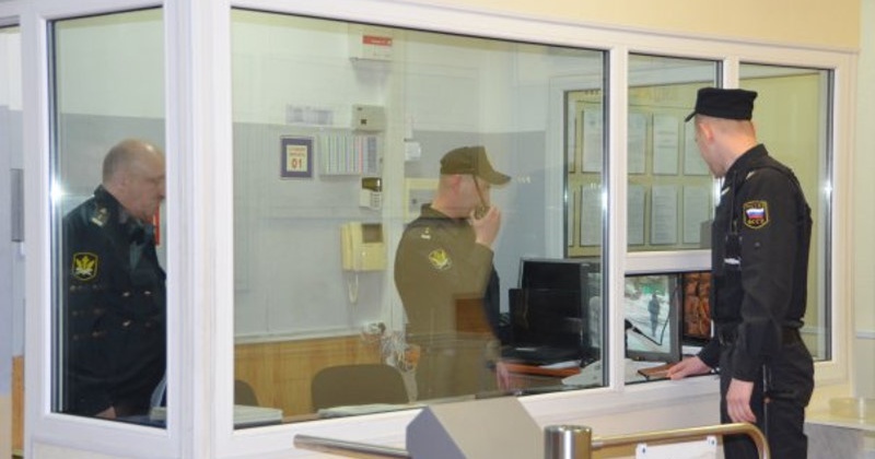 Жители Магадана пытались пройти в Магаданский городской суд с перочинными ножами