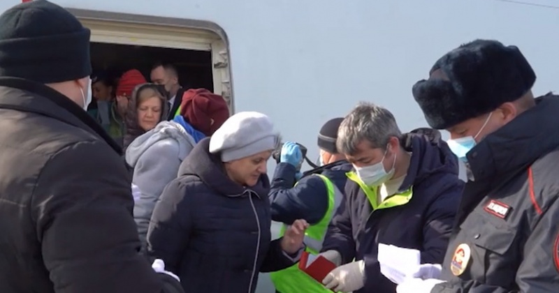 Магадан встречает прибывших санитарно-силовыми кордонами (Видео)