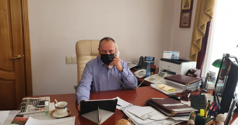 Мэр Магадана Юрий Гришан продолжает четырехдневную «прямую линию», отвечая по телефону на вопросы горожан