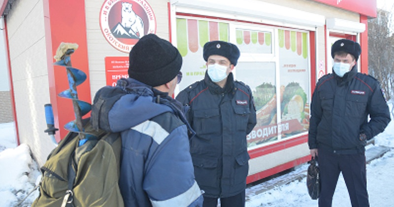 В Магадане полицейские и росгвардейцы контролируют режим самоизоляции граждан и работу организаций