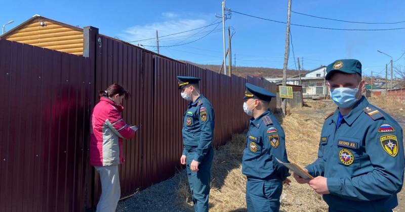 Сотрудники МЧС проводят рейды по недопущению палов сухой травы в Магадане