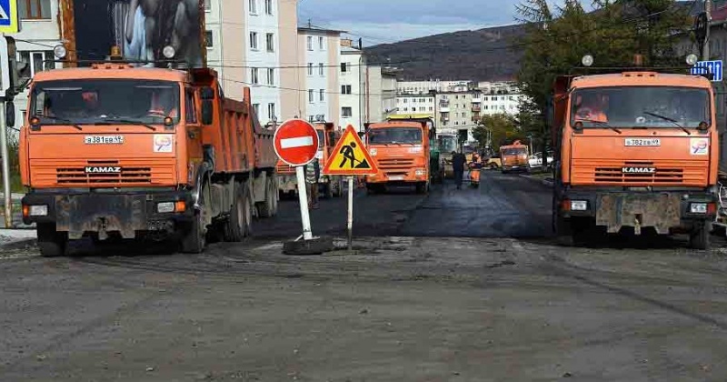 Более 80 тысяч квадратных метров асфальта уложит ГЭЛУД во дворы, на автодороги и тротуары Магадана этим летом