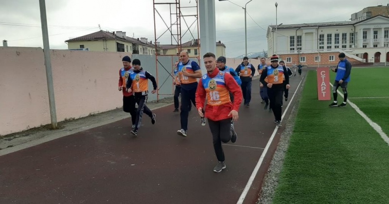 Спасатели сдают зачеты по профессиональной и физической подготовке в Магадане