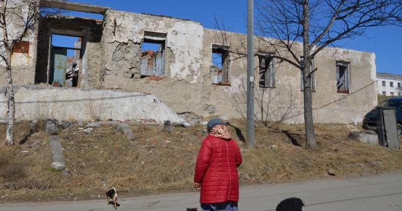 На Авиационной улице в Магадане  приступили к сносу разрушенных строений