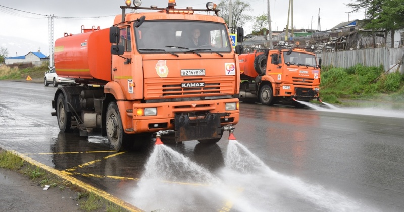 Мойка автодорог в Магадане не останавливается из-за дождя