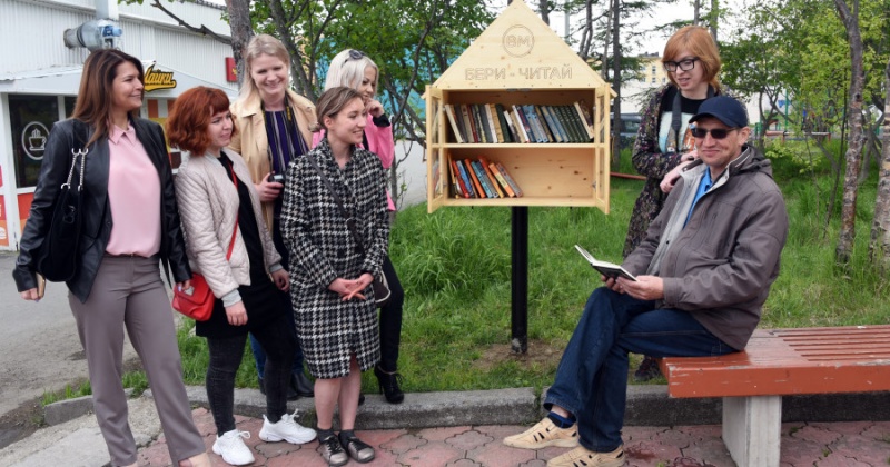 Акция «Бери-читай» шагает по Магадану – книжный шкафчик появился в Городском парке