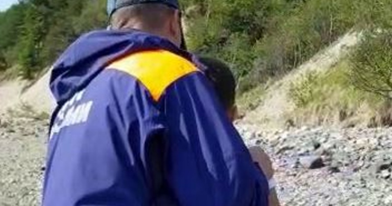 Маленький мальчик упал со скалы в Магадане
