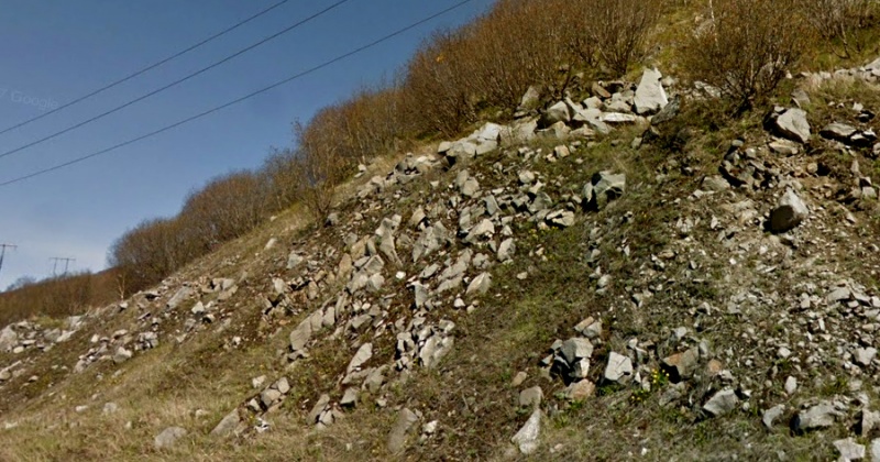 В Магадане в районе морпорта около родника сохраняется опасность схода грунта