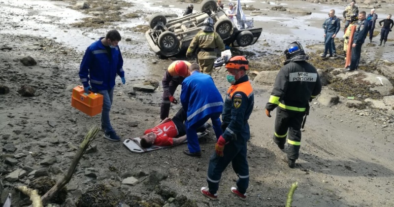 Автомобиль Сузуки Эскудо упал  с высоты 15 метров в море в Магадане