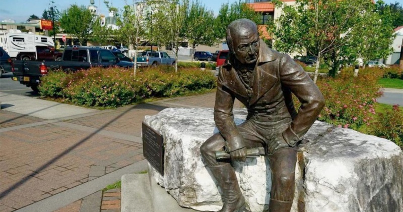 Мэр Магадана Юрий Гришан поддержал идею — сохранить статую Александра Баранова, первого русского губернатора Аляски